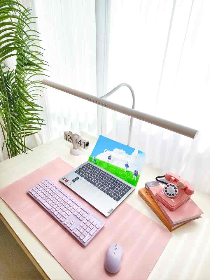 デスク照明で机のインテリアを飾ってみてください。 


スピアノのジェフリーLEDアンチブルーライトワイドデスクスタンドは明るさ調整も可能で、光カラーもいろいろ選べるので気に入りますね 
角度調節も自由でノートパソコンから読書まで全て可能で活用度が高いです！ 

すっきりとしたデザインにホワイトカラーなので、ホームデスクから跡部屋デスクテリアも本当にきれいに演出されますよ〜 





いつも楽しい五感レビュー〜 
コミュニケーションをとる家を飾る^^


＃インテリアノウハウ＃コンスープ記録集 
#賢明な消費 
#今日の私の家 
＃かわいいテム 
#ラブピッチゾーン
#五感 
＃デスクスタンド＃デスクインテリア＃デスクライト＃収納デスク＃メイド＃ホームデスク＃ミニマルデスク＃デスクテリア＃サンパル＃作業室インテリア＃ホワイトデスク＃ホワイト感性＃サンパルヨ＃デスクマット#感性インテリア 


