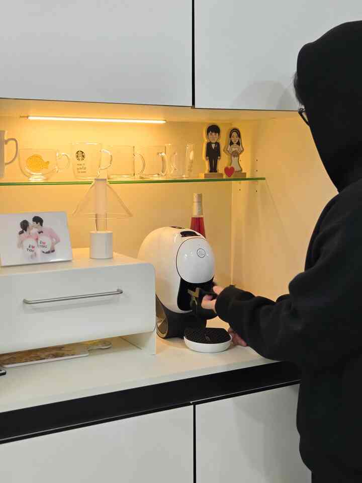 #요즘신혼인테리어  #집꾸미기  #티타임 #홈카페수납장 #오늘의가든 #맞팔 #신혼일상 #신혼 #홈바 