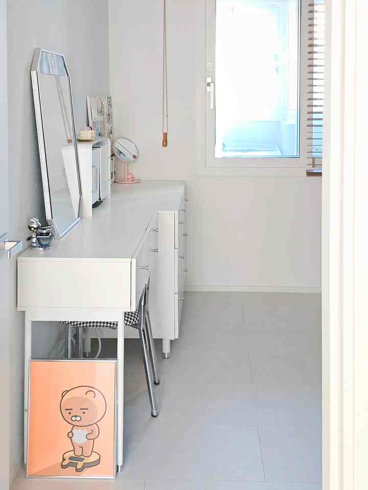 久しぶりにドレスルームの風景。
フリーマーケットの時にアップしてきた化粧品収納箱のおかげで
化粧台の上がさらにすっきりとなりました！

前後幅が異なる家具でも
高さだけ合わせても上面空間の活用がより簡単です！
そこにトーンと素材まで合わせるとずっとすっきり👍

ps。施鋼中のライアン額縁。空間の雰囲気と合わないけど…
体重計の上の私の姿と同じすぎて捨てられません。

＃コンスープ記録集＃ドレスルームを飾る 