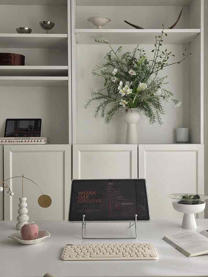 あちこち移動して作業空間に書いているのに
そのたびに、大きなキーボード書き込みはあまり不便でした。
だから変えたスリムキーボード🤎
持ち運びが良く、外出するときも良く、サイズにぴったりですが、使いやすく、使いやすく、デザインの色味も超えてきれいですね！

＃デスクゾーン＃デスクテリア＃イケア＃イケアビリー＃ビリー＃無線キーボード＃ブルートゥースボード