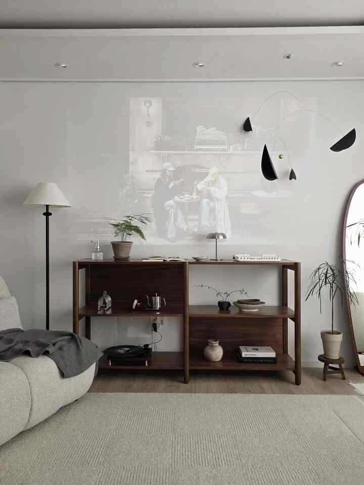 家具配置チャレンジを見ればこれは私だ！したい私です:)
普通の30平台のアパートですが、様々な家具配置で毎回新しい空間を楽しんでいます。

最初の写真は今の私のリビングルームの姿！
ウォルナット感性を本当に生きているので、リビングルームにウォルナットの感じをしっかり与えたい
悩んで悩んで購入した棚🤎
サイズが思ったより大きくて恥ずかしかったですが、ぴったり欲しかったその感じが生きてきて、最近はとても幸せです。
そして、ウォールナットとステン感と黒の組み合わせはとてもきれいです。

そして私のモジュールソファと一緒にした様々な配置です。
ホームカフェゾーンを活かして家をカフェ感性で生かしてみる
モジュールソファの魅力を活かして前後に移動しながら新しい魅力を発見中です。

次はどの家具の配置に変えてみるか、すでに面白いですね:)

＃趣味は家具配置＃モジュールソファ＃暖炉＃コンソール＃電気ヒーター＃電気暖炉＃壁＃ルーバーシャッター＃大型ラグ＃リビングラグ＃ブランケット＃フレーム＃ポスター＃オブジェ＃ローソク足＃ブラックインテリア＃ウォールナット＃ウッドインテリア＃リビングスタイル＃家具バッチ＃ホームカフェ＃ホームカフェ収納場＃協力＃スツール 