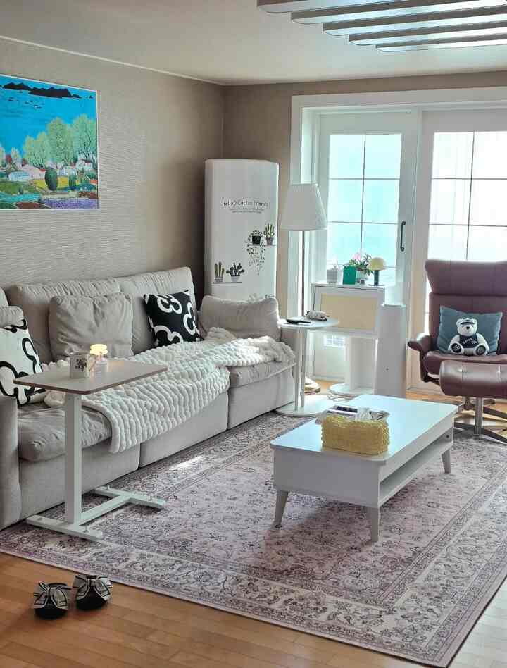 ＃五感レビュープログラムを通じて製品を提供され、直接使用してスタイリングした後期です。 

自分だけのブックテーブル、ティーテーブル
独自のミニデスクテリアヒーリングスペースを作る^^

別にデスクテリアスペースがない私は一人用サイドテーブルで
活用しています〜〜
ヨゲまたあちこち移動して
使う時が多かったですよ〜
だから移動すると重いです。
不便で面倒です。
移動したくても固定させて使用するしかなかった^~

それから五感レビューでちょうど発見~~
固定式にもなって移動型も楽になるサイドテーブルに出会いました～

固定式取り外し可能な高さ調節可能なミニベッドのリビングルームのサイドテーブルの取付け台~~
名前も長いですね~~

私が望む高さを上下に
動かしてくれた高さ調節型サイドテーブル~~
 
家では補助として
場所を移動しながら 
様々なスペース制約なしで使用させるサイドテーブル〜〜

天板はホワイトとメープルカラー
2つのうちから選択します〜
私は白で選びます~~

フレームは鉄で作られています
頑丈で重さもかなりある関係で
絶対に揺れないので大好き 

天板の下に高さ調節レバーが付いているのに
ヨレバーで最大1075mまで 
上げることができ、立って使用するとき
とても楽です~~

私が一番好きな部分
台座の下に隠されたキャスターがあります。
ミニホイールを足場の下に取り付けて
見えないけど 
よく転がって移動するのはとても楽です。
しかも固定して使用する時
ロックがあり、軽く押すと固定〜^
まるでリムーバブルトロリーを使っている感じ~~
それはとてもキックです~~

環境にやさしい認証天板素材を使用して
作られたテーブルです。
商品を開けてすぐに書きました。
どんな化学臭もないので本当に安心です~~

既存のサイドテーブルは固定式で使用することにしました〜〜
要件ベッドサイドまたはソファサイド 
時にはキッチンアイランドの隣に
しばらく使ってみましょう~~

気に入るコスパまで捕まった
サイドテーブルを強調します

＃サイドテーブル＃リビングサイドテーブル
＃ベッドサイドテーブル＃一人用サイドテーブル
＃リビング家具＃寝室家具＃固定式移動式高さ調節可能なサイドテーブル

