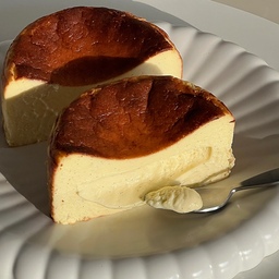 #예쁜템최고야 #콘수프기록집 
Basque Cheesecake🧀🎂
사진으로도 담아본 바스크치즈케이크
크리미해서 한 입, 두 입 먹다보면 어느새 순삭이에요🥹💛
저는 바닐라빈을 넣어서 만들어주었는데요!
인친님은 어떤 맛의 바스크치즈케이크를 제일 좋아하시나요⁉️
댓글로 의견 남겨주세요✉️🤍 
✔️오늘 소개해드릴 제품은 바로-!
블루밍 플레이트 원형입니다🥹💛
이 접시 하나면 감성사진 완성 완전가능해요✨️
가격은 조금 비싸긴하지만 튼튼하고 예뻐서 추천해요💖
#치즈케이크 #치즈케익 #케이크 #바스크치즈케이크 #베이킹 #홈베이킹 #baking #homebaking #homecafe #홈카페 #맞팔 #맞팔해요 #소통 #소통해요
