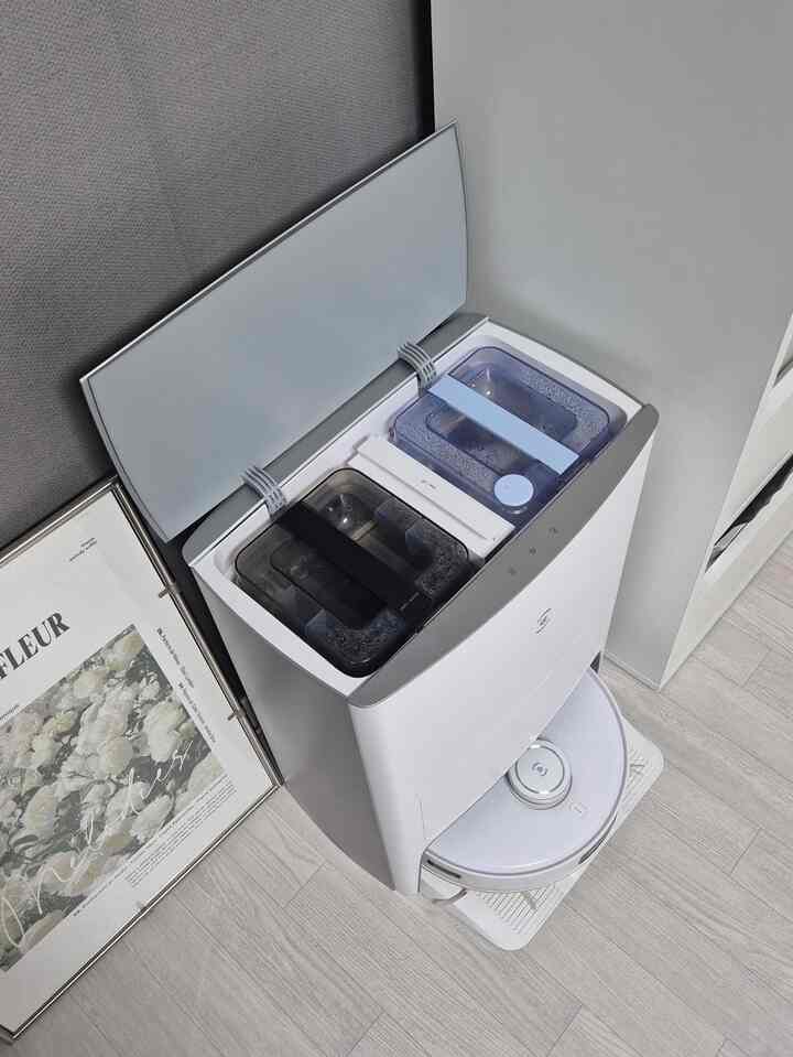 #大清ソイル

週末を迎える大掃除終わり！かつては掃除機を持ってきた家の中を歩き回ると、気震漂ってベッドに倒れて忙しかったのですが、最近は本当の世の中に良くなったことを体感していますㅎㅎ
最初は「機械がどれくらいきれいになるの？」したかったのですが、隅々にほこりを残して過ぎる後ろ姿を見ると、なんだか分からない心強さまで感じられます。

私が手の届かないベッドの下まで入ってほこりをつかむので、生活の質が垂直上昇中です。

掃除機を回す時間にコーヒーを一杯飲んで本を読む余裕…これは本当のミニマリストで幸せでないでしょうか？まだ悩んでいる方、悩みは配送だけ遅れるだけですㅎㅎ

＃大掃除＃ロボット掃除機＃サリムテム＃蜂蜜テム＃ネドンネサン＃新婚家電＃必須家電＃生活の質の向上＃清掃定着テム＃掃除機おすすめ＃必須家電テム＃家電おすすめ＃家電製品おすすめ＃ホワイトインテリア