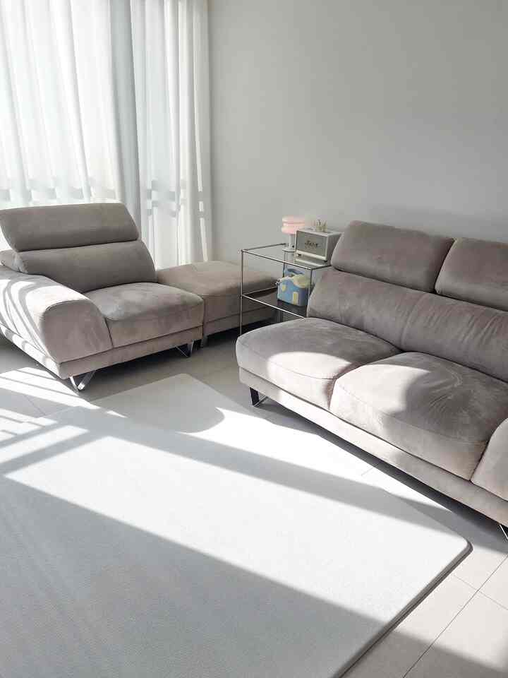 #趣味は家具配置

モジュール家具の最大の利点！それは再配置が簡単だということです〜
シウネは26平衡の小さなアパートなので、実は大きなソファやインテリア用のスツールなどを置くには無理がありますよ🫠
だから選んだ方法がモジュールソファを積極的に活用しよう！だった
もともとㅡで並んで置かれていたソファをそれなりの雰囲気の中に棚を置いてㄱ字の形に変形したら、他の家のようなムードをくれましたよㅎㅎ 
いつまた再配置するかわからないけど…
ソファも軽く、私たちの家の家具はほとんど軽い方なので、女性である私一人でもできます。 

ソファの変形だけがうまくいっても、家の雰囲気を変えてリフレッシュできるというのは本当にいいと思います:)

#モジュラー家具 