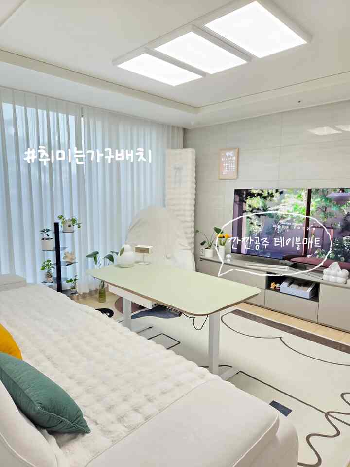 #趣味は家具配置 
最近は大きな家具を変えるより、 
小さなアイテムで雰囲気を変えるのが楽しいです。

その中で、要するに書いているのが 
カンカンプリンセステーブルマットなのに、 
シンプルテーブル保護用を超えて 
インテリア要素として活用するのにぴったりですね！

レザーマトラの質感自体が豪華で 
ソファテーブルの上に敷くだけでも空間がずっと整えられた感じです。 
特にホワイトテーブルを使う方は共感するはずなのに、 
汚染の心配を減らしながら雰囲気まで活かせますよ！

両面使えるのも活用度の高いポイント！ 
私はオリーブ+バイオレットカラーを使いますが、 
片方は落ち着いて、片方はポイントカラーで書いて 
季節や気分に合わせて雰囲気を変える楽しみがあります。 

サイズも丸め合わせですっきり落ちるのでテーブルとぴったり合ったように自然に合います。
管理も水ティッシュですっと拭けば終わりなので実用負担はなく、 
抗菌機能まであって衛生的にも安心！

＃春のインテリアで＃カンカンプリンセス＃テーブルマットをお勧めします💚
オリーブとバイオレットのどんな色が私たちの家の居間によく合いますか？


＃リビングインテリア＃ダイニングテーブルマット#ソファテーブル
#今日のガーデン 
