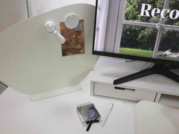 #콘수프기록집 #예쁜템최고야

机の上のきれいなアイテムを紹介しましょう🤍

1. 先日のムードパーティション
机の上にマグネット打孔板を1つ置きたかったのに
サイズ、デザインともにぴったりですね✨
目覚めのようなミニ照明まで加えられるから
雰囲気がすごく生きますか💡

2. エクトレトロミニBluetoothキーボード
実はこれはデザインに反して入ったアイテムですよ🤍
メインキーボードで書くのではなく
タブレットの取付けが可能なので
撮影用の小物でもっと頻繁に手が行きます📷
メインキーボードは別にワイヤレスキーボードを使用しています！

3.  #화이트인테리어 #감성템 #키보드추천 #마우스패드 #손목쿠션 #무드등  #맞팔해요 #맞팔선팔