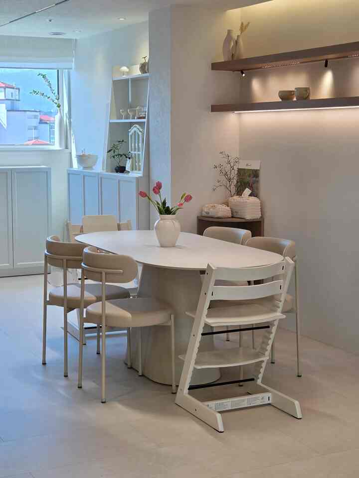 #コンスープ
#賢明な消費

#ダイニングスペースを紹介します🤍
キッチンは非対面型です。
自然に分離されています。
食事ができる空間です。

どうやらメイン家具のダイニングテーブル
何で購入するのか本物
悩みがたくさんありました。

購入前に私だけの基準がありました！
1. セラミック天板 
2. 楕円形天板
3. 最低6名様以上

ここでトリッキーな私の好みまで
加えて食卓、、 
本当にたくさん探しました🤣

足の部分を原木にしたものを購入するか
悩みもしばらくしたがウッドトーンが合わないかと思う
心配もあり、昔から真っ白な食卓について
ロマンがあるので＃ウォジアダイニングテーブル 
最後に選択しましたが、書くたびに満足しています🤍

満足する部分はすぐに！
1. 管理しやすいです
- セラミックなので、ティッシュですっと拭いてくれれば
すぐにきれいになります！ 
ラーメンスープ、キムチスープ、子供の色鉛筆
全部問題なく全部磨いたんですよ🩷

2.使いやすい
- 熱い鍋をすぐに持ち上げてもいい
鍋を別に使わなくてもいい
それはとても楽だったよ🩷

3.掃除機を回すのが楽です。
- 足の部分が中央だけあって 
掃除機を回すときに椅子を片付ければいい
この部分も満足度が高いです🩷

銅と何よりも綺麗で見るたびに
気に入ってる…何か知ってるよ🥹

みんなヨロケ長い間悩んでいるテム
いたら教えてください🤍☺️

＃セラミックダイニングテーブル＃セラミックテーブル 
#6人食卓 #セラミック食卓セット 
#ダイニングテーブルインテリア
#ダイニングテーブルスタイリング #ホームカフェ
#ダイニングルーム #キッチンスタイリング
＃キッチン装飾＃ダイニングテーブルチェア
#楕円形ダイニングテーブル