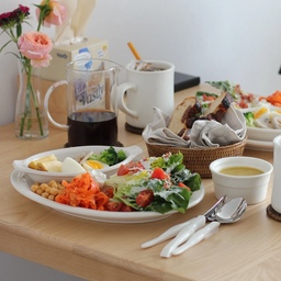 오늘도 우리집은 브런치 맛집♡
오전시간 알차게 보내고,
어제 만들어둔 렌치드레싱 슥슥 바른 포기 로메인에
토마토,베이컨,치즈 올려 시저샐러드 만들었어요.
요거트로 만든 드레싱이라 느끼하지 않고 너무 맛있어요👍
바삭하게 구운 무화과빵에
그릭요거트에 당근라페도 잔뜩 올려 배 뻥하게 먹은 주말점심♡
이제 먹었으니 시장으로 과일 쇼핑갑니다~~
주말 루틴은 언제나 재래시장 나들이♡
#주말브런치 #우리집밥상 #요리스타그램 #플레이팅 #집밥 #cooking #집밥스타그램 #홈메이드 #테이블세팅 #그릇스타그램 #음식사진 #instafood #내주방이야기 #koreanfood #homecook #foodstyling #onthetable #followme
#daily 