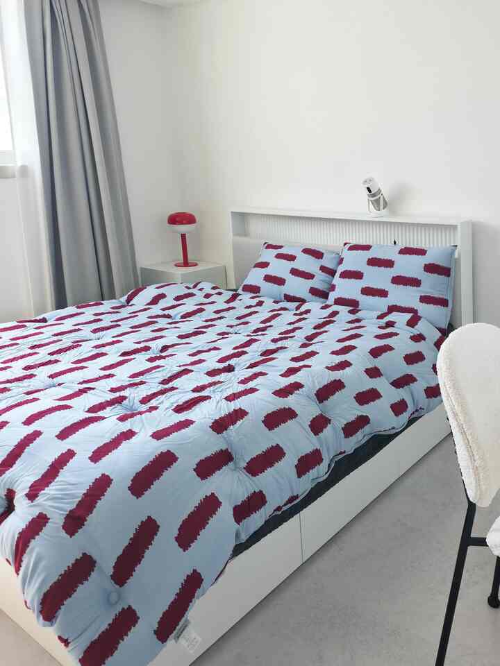 冬中ずっとずっとした布団をまとめて、いよいよ寝室にも春をかけました。 🌱

全体的にホワイトとグレーのトーンな私たちの家の寝室にどんな変化を与えるか悩んでいるが、今回は少し果敢なパターンの布団を選んでみたのですが、本当に神の一人ですね！

ほのかなソラックスベースに強烈なレッドタッチが入ったパターンが、やや深刻なホワイトインテリアに鮮やかさを吹き込んでくれる感じです。 
隣に置いたレッドカラーのダンスタンドともセットのようにパチパチと見るたびに気分が良くなります。 😊

マットレスパッドはオールインワンでチャコールカラーを選んでみましたが、思ったより時もあまり薄くてすっきりした一体型なので本当に気に入っています。

柔らかい肌触りのおかげで、どんどん埋めたくなるふわふわの春の日のベッドの中。
新しい羽毛布団のおかげで、当分の間近づくだけだと思います！
みんな春のインテリアどのように準備していますか？ 
小さな変化ひとつで家の雰囲気も、気分も華やかに変えてみてください！ ✨
​​
＃ベッドルームのインテリア 