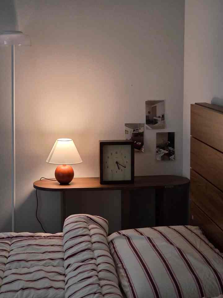 寝室はウッドウッドの小物でぴったりです🤎
同じ系のトーンに合わせると、インテリアがよりきれいになると思います！居心地の良い雰囲気にヴィンテージのレトロな腕時計のひとつでした。
寝室とよく似合いますか？



＃インテリアノウハウ＃コンスープ記録集＃ビンテージインテリア 
＃ビンテージ小物＃ビンテージ照明＃ビンテージ家具＃ビンテージ時計 
＃オルミー＃レトロ時計＃クラシック時計＃ミロクロック
＃今日のガーデン
＃寝室スタイリング＃感性インテリア＃寝具おすすめ＃春の布団 