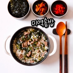 #콘수프기록집 #미역솥밥
미역국 대신 미역솥밥 어떠세요~?😊
📍재료
쌀 반컵, 미역 1T, 소고기 100g, 쯔유, 참기름
📍레시피
1. 쌀과 미역은 30분 불려주세요
2. 참기름 둘러 미역과 소고기를 볶다가 불린쌀도 섞어주세요
3. 쌀과 동량의 물을 넣고 쯔유 한스푼 넣어주세요
4. 끓어오르면 약불에 10분 끓인 후 5분 뜸들여주세요
맛있는 솥밥 쉽게 만들어보자구요❣️
✔️ 프렘 16cm 미니웍
- 1인분 요리 최적화
#레시피 #솥밥레시피 #솥밥 #주물냄비 #무쇠냄비 #솥밥냄비 #주방 #요리 #쿡웨어 #프렘 #냄비추천 #베이비웍 #맞팔 #소통 #답방 