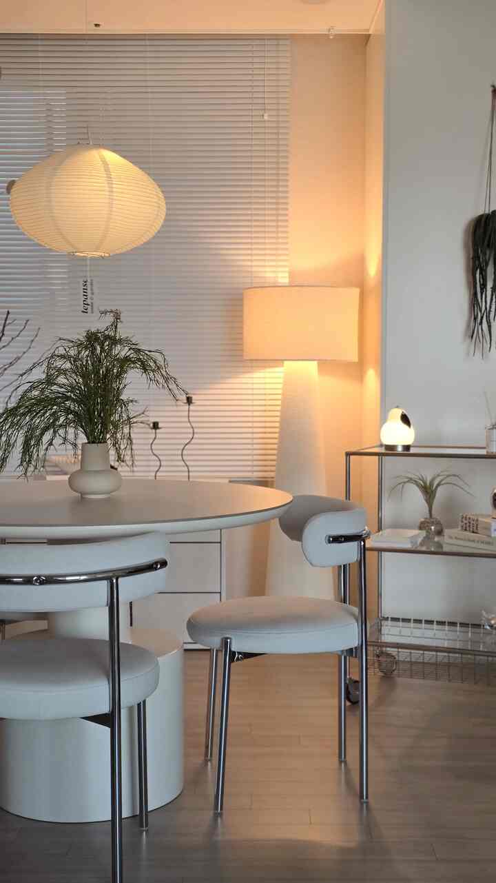 ついに到着しました...私たちの家のテーブル！

天板をスペインから輸入して製作が入る製品だから
配送は基本的に3〜4週間かかりました。

それも知りません。  #식탁추천 #cozyhome #livingroom