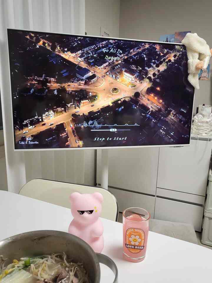 私の家で最も大きく変わった配置はまさにリビングルームです〜
食卓をソファーと11文字にして生活しています。 
窓と11文字になるように家具のマッチを変えました。

このように配置すると、何か空間の活用がより良くなった感じですよㅎㅎ

しばらくは窓に面した配置で生きているようです。

＃趣味は家具配置＃スペース活用＃スペース飾り