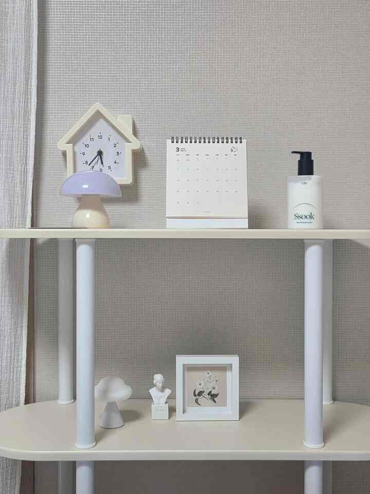 ＃コンスプ記録集
ダイソーウォッチ
ダイソーに行って新製品出てきたと買っていましたが、まだよく使用中です。
壁に歩いておくこともでき、卓上用としても使用可能です:)

ダイソームードなど
ミニミーサイズなので可愛いです
色別に売ればいいと思いますが、一つなので残念です🥹

マッシュルームLED照明
適度なサイズで丸くて可愛いです
＃ムードライト＃壁掛け時計＃卓上時計＃パーフェクトウェルカム 