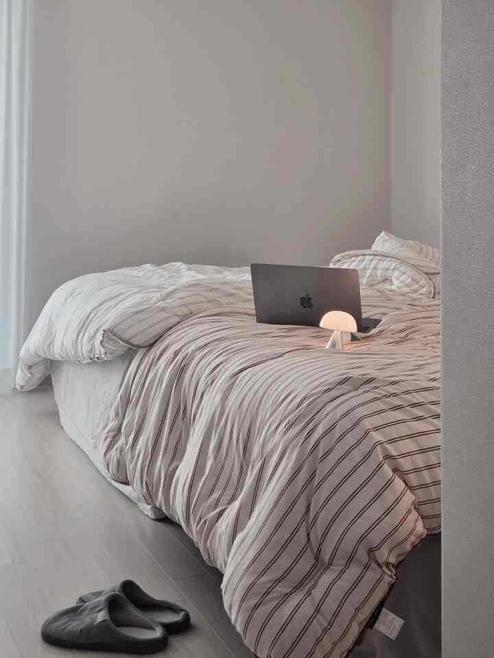 #最近新婚インテリア

最近、私たちの夫婦の寝室はまさに「別にまた一緒に」です！ 🤍

子どもたちが中学生になると、夫婦だけの時間が増えて第2の新婚を過ごす気持ちです。ベッドはクイーン+スーパーシングルの組み合わせで構成したが本当に大満足です！ 🛏️✨

夫婦は布団を覆わなければならないというのは昔！隣の人の背中に邪魔されないので、睡眠の質が変わり、朝の体調が良くなったので、仲間はもっと一生懸命になりました。結局、睡眠が幸せな家庭を作る1位だと思います。 💤

 ＃シーリーベッド＃テンパー枕＃ラックスナイン＃ラックスナインピロー＃寝室インテリア＃新婚旅行＃ツインベッド＃カップルベッドルーム＃睡眠の技術＃第2新婚＃家の装飾＃ホームスイートホーム＃インテリアグラム＃中等心＃睡眠の質

