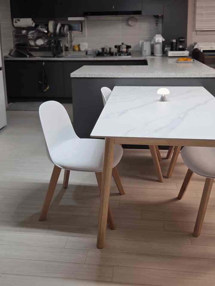 #コンスープ記録集 #インテリアノウハウ

特別な美的感覚はありませんが、私がキッチンで必ず守る私だけの鉄則一つ！ ☝️まさに「食卓とカウンタートップの上には何も置かない」です。

華やかな小物で飾るジャジュはなくても、ただの物だけ所定の位置に入れてきれいに保つとインテリアの半分は出来上がった気持ちですよね。荷物が上がっていないなめらかな天板を見るたびに心まで整えられる感じ、みんな知ってますよね？ 🌿

「どうすればきれいに見えるか」悩むより「どうすれば空か」を悩むのが私だけの最も簡単なインテリア秘法です。上に何もせずにキッチン仕上げをしてから、キッチンがはるかに広く見えて憧れですね！ ☕️

＃キッチンインテリア
