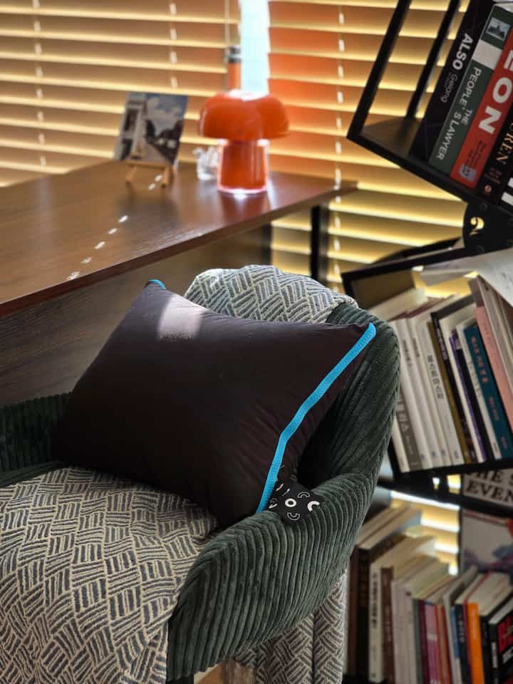 Travel pillow harvested from O'Garden
It has good cushioning, so I even end up using it on the sofa.

It's small, but more comfortable than I expected, so I keep using it at home too 👍

Used for car camping / travel / home... a travel item that doubles as both a cushion and a pillow.

I think it would definitely be convenient to pack one when traveling.

#SmartSpending #콘수프기록집 #오늘의가든 #여행용베개

#Pillow #쿠션 #차박용품 #여행용품 #오가든수확