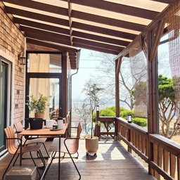저희집 마당놀이 ~~시작입니다💗
주택은 겨울마당 할게 없거든요😁
봄부터 여름까지는 마당에 꽃이 피고 풀전쟁에
잔듸에 ㆍ할일이 넘치거든요~~!
오늘은 날씨가 좋아서
화분들도 밖에 하나씩 꺼내고
차한잔 마시며 화단에 풀정리도 하고 있어요🤎
이 공간도 따뜻한 공간이죠^^
여긴 앞마당데크~~
저희집은 뒷마당데크도 있거든요😀
이렇게 날 좋은날엔ㆍㆍㆍ
같이 놀분만 있음
차암~~좋겠네요🤭
#하우숩
@housoop (물조리개)
#한가족농원 (화분)
@hanfamilyfarm_premium
#어베러하우스
#마당데크
#우리집데크
#데크테이블
#마당 #주택
#집 #방꾸미기 #힐링 #하우스
#우드집 #우드 #집꾸미기
#집인테리어 #오늘의집 #집
#집스타그램 #목조주택 #주택
#주택그램 #꾸미기 #인테리어

