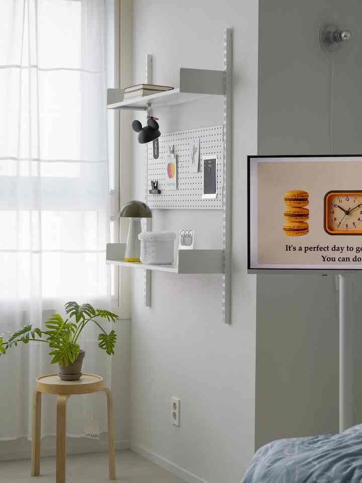 #賢い消費収納とインテリアを一緒に、シェーカーボックス🫶

子供部屋の飾りに熱心な最近、 
家具の配置を変えて壁棚を取り付けました。
やはり寂しい壁には棚ほど雰囲気を生かしてくれるのが 
ないと思います🥹
その上にはかわいい小物で一つずつ満たしてみました。
モングルモングル雲のようなシェーカーボックスもアップロードしました。

シェーカーボックスは単なる収納箱を超えて
空間そのものを綺麗にしてくれるオブジェ感だから 
もっと好きです。 

ゴミ箱としても使えます
小さな小物もきれいに入れておくことができて活用もいいですよ

小さな部屋だから、物をたくさん置くとすぐにカッコよく見えます。
最近はこのように一つとしていくつかの役割を果たしている 
アイテムにもっと手があります☺️

＃コンスープ記録集 