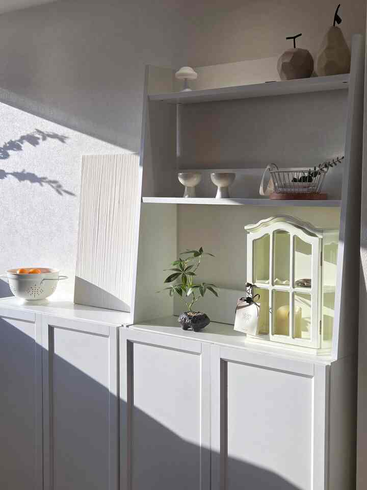 

今日は実は微粉塵のせいで
全世界がうんざりしています😷

日当たりの良い日を撮っておいた
赤いショットですよ🤍

何か小道具をもっと買いたいのですが
照明を買うべきですか？！🤔

私の家に似合う
きれいなオブジェや照明があれば   #선반인테리어    