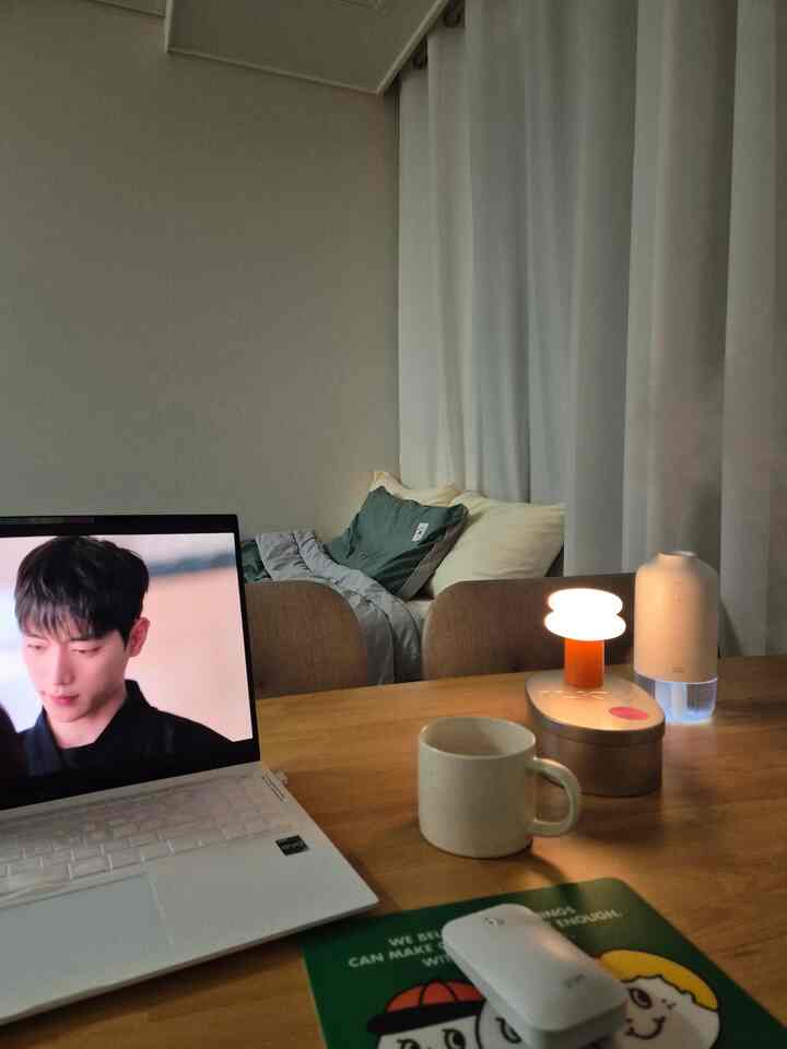 最長滞在のダイニングテーブル兼テーブル☕️
寝る時間を除けば家で最も長い時間を過ごす私だけの空間です。
退勤後、暖かいお茶の一杯で好きなドラマをより眠りに落とすのが私の一日の完璧なヒーリングコースですよ👍

＃ナダウンスペース＃デスクテリア＃ホームカフェ＃お部屋＃ヒーリングスペース＃ワンルームインテリア＃ワンルームインテリア＃ワンルームインテリア＃ワンルームオフィステル
#FTC22話 