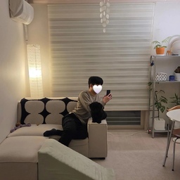 우리집 새 식구 🐶🦴
테이블을 원탁으로 바꾸면서 
겸사겸사 새롭게 거실 구조를 바꿔봤어요 ! ✨️
#이케아조명 #거실꾸미기 #FTC18기 #콘수프기록 
