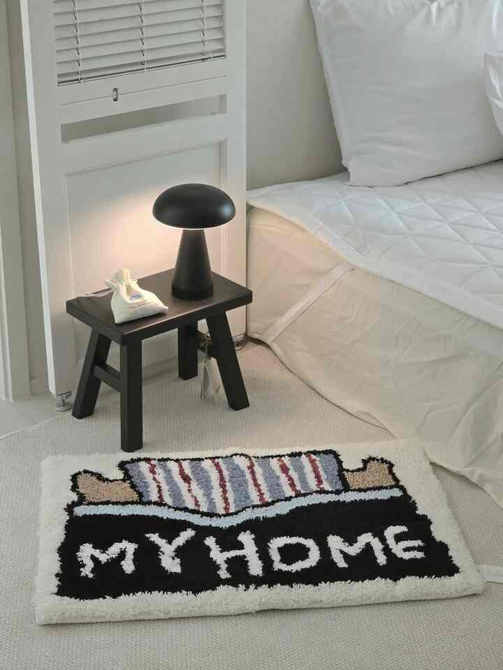 #콘수프기록집 #오늘의우리집 
new rug 🖤

#rug #러그 #발매트 



