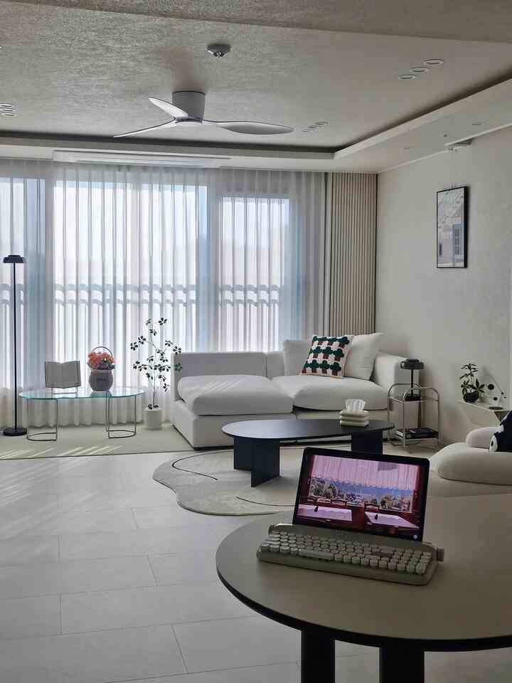 結構長くなった年、
リビングルームに座っている時間が好きです🫶🏻


＃コンスープ記録集＃今日の私たちの家
＃今日の家＃リビングルーム＃インテリア＃リビングルーム家具＃リビングスタイル＃家の装飾＃リビング飾り＃ラグ＃ラグおすすめ＃ホワイトインテリア＃1インソファ＃ソファおすすめ 