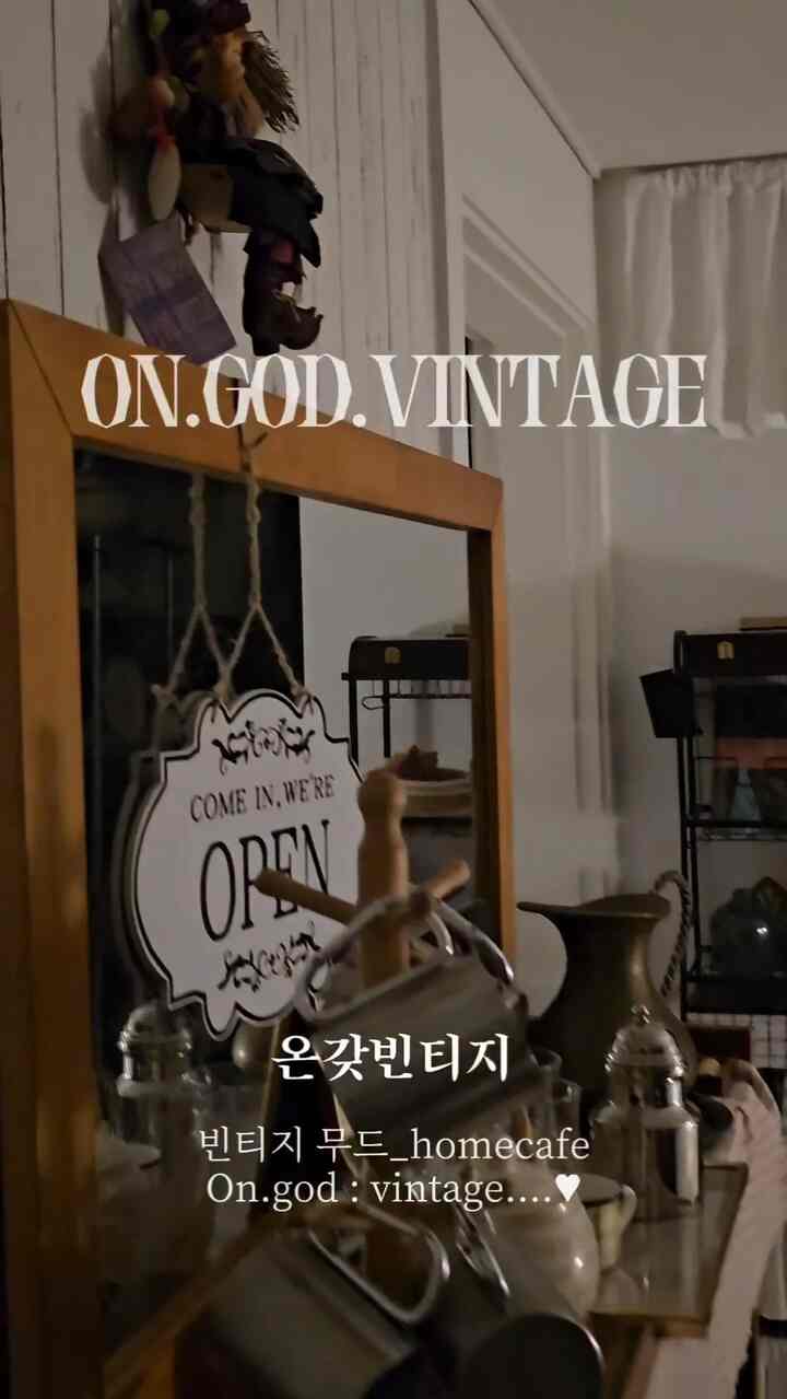 ＃あらゆる種類のビンテージホームカフェ＃あらゆる種類のビンテージ＃コンスープ記録
＃今日の私たちの家＃私たちの家フォトゾーン＃今日のシーン
＃ビンテージムード＃ホームカフェを飾る＃ビンテージインテリア 
#vintage #vintageinterior #homecafe
#カフェ #コーヒー #ongodvintage #mood

 🥄🤍🥄 white shabby ハンスプーン トッピングしてくれ♡
Cozy、Lovely、Vintageの雰囲気に変身～！ 
コージーな感じの雰囲気を演出してみたかったです。 🤎🤍
小さなアイデアを集めて変えたホームカフェスペース。
どうですか〜？ 🙊🤎🚪


▪︎レトロハウスプラム原木ウェインスコートの壁のパーティション
▪︎ リセントビンズ ビュッフェ収納場セット
▪︎ビビエントブランテンバテーブル＆ベンチ
▪︎イケアインオルフブラックチェア
▪︎クジンアートエアフライヤーグリルオーブン
▪︎ブラックワイン据え置き
▪︎ノミアヘイリーブラウンラグカーペット

♡====================♡
       [コージー+ヴィンテージ=Lovely]

「私は年齢ではなくヴィンテージになります」
Io Non invecchiando, divento vintage.

I enjoy decorating my home.

ロマンチック、ホワイト、ウッド、シェビー、コージー、ラスティック..🤍
最近、私はこれらのヴィンテージの言葉に浸っています。 🤍🤎

ヴィンテージムードを愛する私にとって
ヴィンテージは私に幸せそのもの、私のすべてです。

if you love vintage.. 
▪︎On.God.Vin.T.G▪︎

＃あらゆる種類のビンテージ＃あらゆる種類のビンテージホーム＃ビンテージインテリア 
＃ビンテージ＃ホームカフェ＃ホームスタイリング＃ホームカフェインテリア 


    Happy ON.GOD Vintage time.
        :)♥︎

♡==============================♡

 《あらゆる種類のビンテージホーム》
   フランスヴィンテージムード〜

   パリカフェ。
   :)♥︎

いろいろな種類のヴィンテージが飛び交う…♥︎
ヴィンテージムードが興奮した…♥︎
《On.God.Vin.T.G》