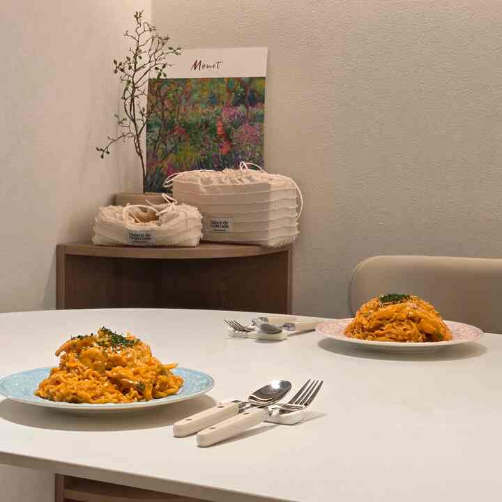 #コンスープ
#今日の私の家

今日ではない昨日の私たちの家🤍
弟が姪を連れて帰る
遊びに来て闘牛場を開くなら
食べました☺️🍝

辛くて感じたことが好きな人
ぜひ一度お試しください🌶🧀

♨️トゥームバ開けたら準備物♨️
玉ねぎ🧅ニンニク🧄ミルク🥛 
エビ🦐チーズ🧀開けたら🍜

兄が外で売るパスタより
はるかにおいしいですよ😛💛💛

もう木曜日ですね 
今日だけ頑張ればまた週末
近づいています🥰🩷

＃キッチンスタイリング＃ホームストア＃ホームストアメニュー
＃パスタ＃トゥンバ＃トゥムバオープンラーメン
＃パスタボウル＃ウェッジウッド＃ウェッジウッドフェスティバル
#ボウルおすすめ #パスタ皿 #食卓おすすめ
＃セラミックダイニングテーブル＃テーブル＃ダイニングルーム
#ダイニングスペース #スプーンフォークセット 


