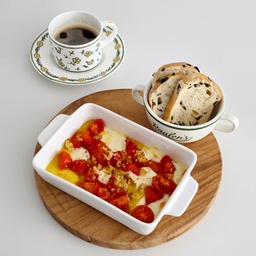 좋은 오일이 있다면 꼭 먹어야하는
토마토콩피+치즈+빵 조합!
간단하게 만들어봤어요
⠀
방울토마토 씻어서 먹기 좋게 자르고
다진마늘 1스푼, 소금, 후추로 간 맞춘 후
올리브오일 자작하게 뿌려줍니다
에어프라이어 175도 15분 조리하면 완성!
저는 치즈도 같이 구워먹는걸 좋아해서
동그란 모짜렐라 치즈도 함께 넣었어요
⠀
올리브쌀식빵을 선물받아서
함께 먹었는데 토마토요리라 그런지
올리브가 포함된 빵과 정말 잘 어울리네요
오늘도 맛점💚
⠀
#홈스토랑 #홈쿡 #오늘장면한컷 #올리브오일 #식단
#간단요리 #나무도마 #homecook #집밥 #홈쿡레시피
⠀
⠀
