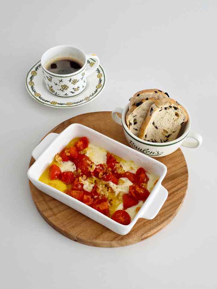 
良いオイルがある場合は、必ず食べる必要があります
トマトコンピー+チーズ+パンの組み合わせ！
簡単に作ってみました。
⠀
滴トマトを洗って食べるのが良い
みじん切りにんにくスプーン、塩、コショウで行った後
オリーブオイルは自作します。
エアフライヤー175度15分調理すれば完成！
私はチーズも一緒に焼くのが好きです。
丸いモッツァレラチーズも一緒に入れました。
⠀
オリーブライスパンをプレゼントして
一緒に食べましたが、トマト料理です。
オリーブが入ったパンと本当によく合います。

今日も味わう💚
⠀
＃ホームストア＃ホームクック＃今日のシーンカット＃オリーブオイル＃食事
#簡単料理 #木まな板 #homecook #おにぎり #ホームクックレシピ
⠀
⠀
