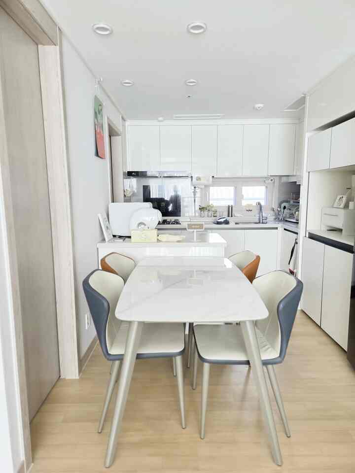 #오늘의우리집 #콘수프기록집現実のキッチン
できるだけきれいに保ちたいですが
皿洗い後に溜まっているボウルたちのまとめはいつも遅れてしまいますね

ダイニングテーブルは両面セラミックなので、春になるとホワイトマーブル
色に変えてくれたのにキッチンがもっと見えて好きです！
時々、椅子もよりトレンドな椅子に変えたいのですが。
楽で変えにくいですねヽ(´･ω･｀*) #세라믹식탁  #행복주택주방  