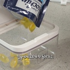 그동안 지퍼봉투 열고 닫기 불편했다면 이거 딱 써보세요!✨️

원터치 버튼 톡! 누르면 열리는데
계량스푼 함께 들어있어 가루세제 넣고 쓰는데
이중 실리콘 패킹이 습기막고 향기지켜주니
습한 여름에도 보관하는 내내 변형없이 말끔해요!😁

맨날 까먹는 영양제 넣어 정수기 옆에 딱 두고 매일 챙겨먹을 수 있죠!

캡슐세제는 100개 딱 들어가고
네쏘 기준 커피캡슐은 약 70개 들어가요.

얼마나 남았는지 한 눈에 체크하기 쉽고
어디에 두어도 깔끔하고 예쁘니까
저희 집 오시는 손님들마다 어디서 샀냐고 매번 물어봐요🤭💕

제 살림템, 어디서 샀는지 궁금하시다면 댓글 남겨주세요! 💌


👆✨️
#살림템 
#살림템추천