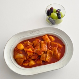 오늘 점심은 쌀떡볶이❤
떡볶이 땡겨서 밀키트 새벽배송으로 구매했어요
혼밥이라 배달은 최소주문금액 채우기 힘들더라구요ㅠ
컬리 꼬들무떡볶이 좋아했는데...요즘 안보여서 
이가네떡볶이로 주문해봤습니당 
쌀떡볶이는 물 많이넣고 서서히 졸여먹는게 더 맛있어서
레시피보다 물 조금 더 넣고
오래오래 중불로 끓여서 맛있게 먹었어용
디저트는 포도~ 맑음이꺼 뺏어먹기💚
떡볶이 밀키트 맛있는 제품 알고 계시면 추천해주세요~
#홈스토랑 #오늘장면한컷 #일상공유 #집밥 #떡볶이
#밀키트 #홈쿡 #homecook
