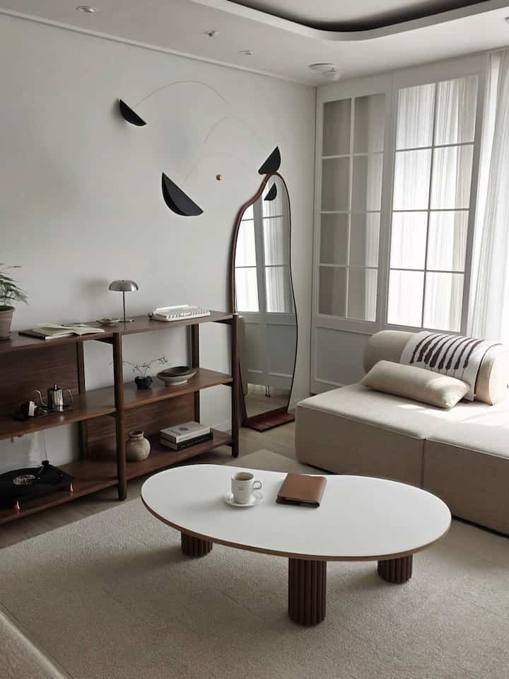 ソルナホームならウォールナット、ウォールナットならソルナホーム！
しかし、最近しばらく明るい木の魅力に陥って心が揺れました。

ベノシックスキモ原木ソファテーブルが入るとすぐ
またウォールナットの魅力にすっかり抜けてしまいました🤎

非定型ホワイト天板とテンバーボード橋の組み合わせは完
HPL天板なので生活汚染やスクラッチにも強くて
子供たちと一緒に使っても心配はありません。

これまで気に入ったソファテーブルが見つからず空いていたリビングルーム
完璧なソファテーブルができて、幸せです。

#ベノシックス#リビングテーブル＃ムードライト＃照明＃ターンテーブル＃花瓶＃プランテリア＃コンスープ記録集＃インテリアノウハウ