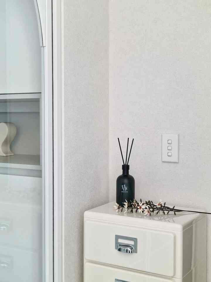 ＃コンスープ記録集＃今日の私たちの家2

小さなコーナーもちょうど置くのが惜しい
ディフューザーと調和を軽く上げてみました。

過度に飾らなくても
これはちょっとすっきりとした感じになります🤍

＃ベストリビング＃アパートインテリア＃リビングインテリア＃ホワイトインテリア＃鉄テリア＃ミッドセンチュリー＃モダンインテリア＃ルグランスイッチ＃エクセルスイッチ＃調和＃ディアマン壁紙＃灰壁ホワイト＃壁紙おすすめ