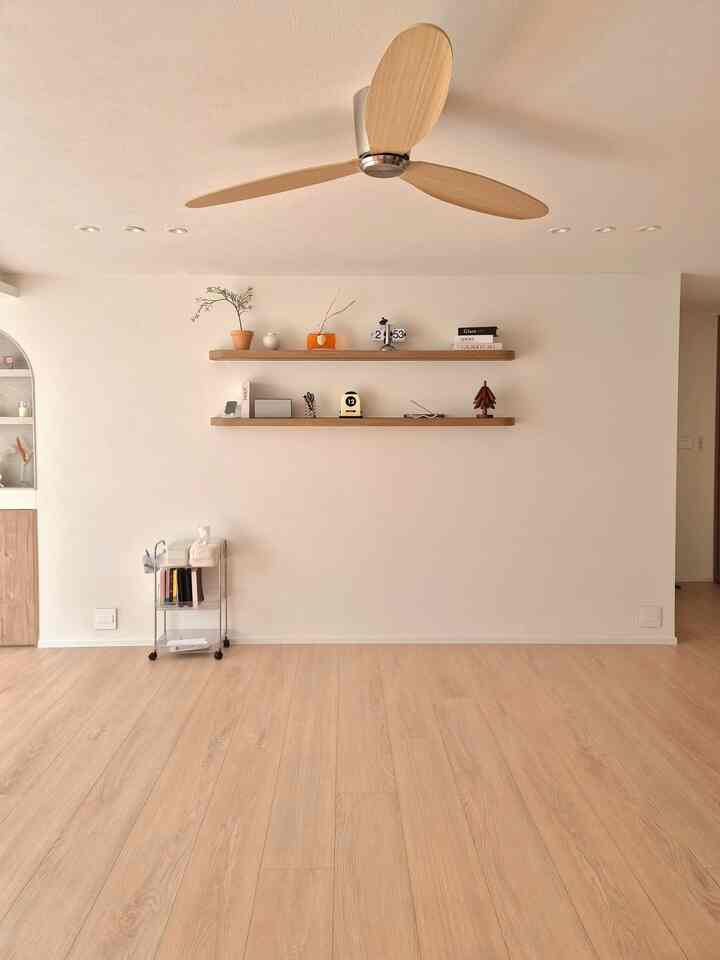 #コンスープ記録集 #インテリアノウハウ 

きれいだと実生活に不快感が感じられます。
手の届く方に物を置くことになります。
それでは、だんだん整理できないようです。
実用的で現実的なインテリア
きれいできれいな空間を作る方法だと思います。

1.リビングテーブル付近のウッドポットベースが普段はオブゼロ
2.主に水ティッシュ、ティッシュが多く必要なダイニングテーブルの横のトロリー配置
3. リビングルームに必要なディフューザーはリビングルームの棚に感じる
4.エアコン、シーリングファンリモコンは壁の棚の偽の本の中に撮影

実際の銅線に合う小物、家具配置してみてください🤍

＃リビングルームインテリア 