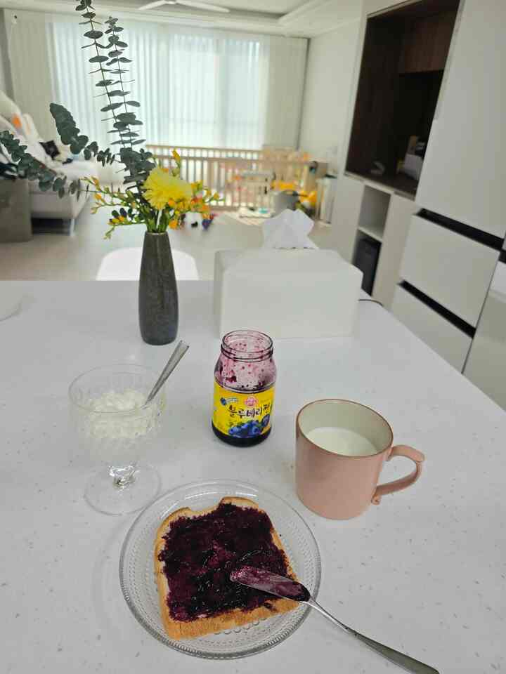 ＃今日の私たちの家2＃コンスープ記録集
朝を見せながら隠れ家の風景を見せてください🤭
とてもきれいな我が家！サッと綺麗に盛りたいのですが整理が終わりませんね🙃

＃私たちの家＃私たちの家フォトゾーン＃キッチン＃朝食＃キッチンインテリア＃シーリングファン＃リビングインテリア