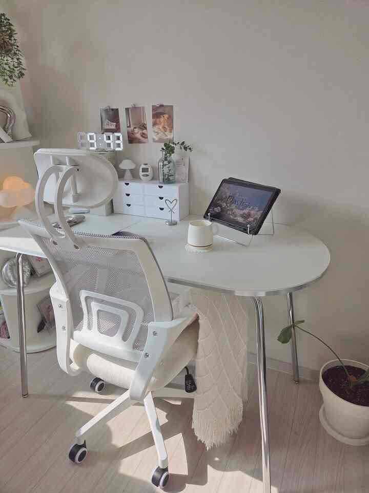 #제품제공

✨華やかにデスクテリア完成！  ✨

春になるので華やかに部屋の雰囲気を変えたかったのに、
ネオチェアの椅子を持ち上げると部屋がふんわりと華やかになりました。 
ホワイトインテリアが好きな方なら 
無条件に満足できるトーンです。 

硬い事務用感ではなく、ふわふわの感性が一滴混じった感じなので、机の前に座るたびに気分が良くなります。 ☁️

デザインだけきれいではなく機能もかなりしっかりしています、
マッシュ素材なので通気性が良く、長く座って作業しても快適で、ウエストを安定感に支えてくれる感じがします。 

車輪の転がりも柔らかくて丈夫です。  #학생의자 #사무용의자 #책상의자 #의자추천 #책상의자추천 #사무용의자추천 #맞팔
