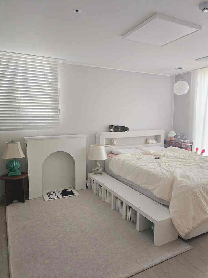 アクアテックスにすっきりとしたシェイプで猫たちの快適な席まで設けてくれるベッドフレーム🤍
照明も出てコンセントもあり、いろいろ助けてくれる

＃素敵なテム最高屋＃コンスープ記録集＃寝室＃寝室インテリア＃セルフインテリア＃今日の家＃寝具＃寝室の家具＃30フラットインテリア 