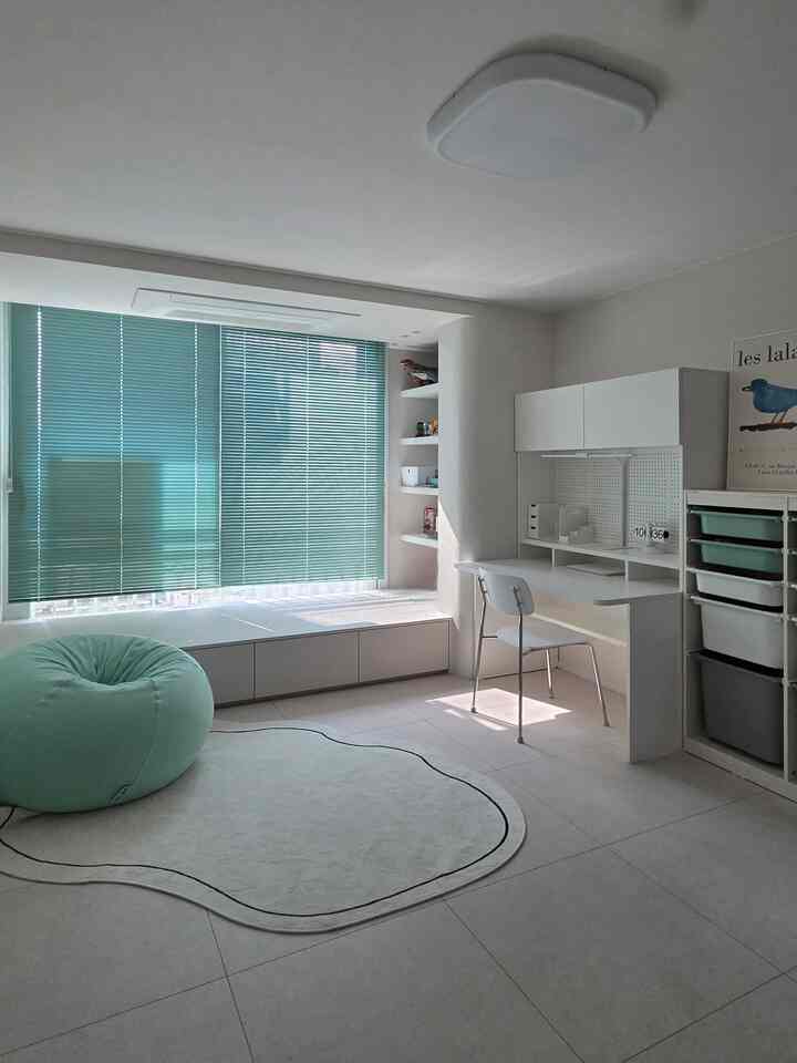 ＃五感レビュープログラムを通じて製品を提供され、直接使用してスタイリングした後期です。

初等入学プレゼントに選んだティエスパーニチャーモノ フロントデスク1200、後悔のない選択！

小学校に入学した2番目の子供のために大きな決心をしました。
これまで部屋をいっぱいに満たしたとても甘いおもちゃを大胆にまとめて、子供の最初の勉強習慣をつかむティーエスパーニチャーモノ全面机を置きました🙂子供も自分だけの空間ができたのがいいか机の前に座っている時間が増えました。

1️⃣長く飽きないモダンさと実用性
机は一度買えばすぐに変える家具ではないでしょうか？ 
だから最初からあまりにも「子供用」なデザインよりは、中高校生になっても十分に使えるモダンでスッキリとしたデザインを最優先と考えました。
ホワイトトーンのすっきりとしたフレームのおかげで、部屋全体が明るく見え、どんなインテリアの小物ともすっぽり合います🤍
流行に乗らないベーシックなデザインなので実用性の面でも100点満点を与えたいです。

2️⃣神の一数、「基本含む」となった前面打孔板
実はこの部分が一番満足なポイントです✨️ 
私たちの最初の子供が似たようなデザインの机を使っているのですが、それは打孔板がないモデルなので、後で別の打공板を買って取り付けてくれるので苦労もして費用もかなり聞きました。 
通常、サードパーティ製のパンチオプションを追加するには10万ウォン以上支払う必要がある場合が多いが、この製品はパンチプレートが基本的に含まれており、本当に経済的です！
メモや時刻表を貼っておくのにもいいし、子どもが好きなマグネット教区をつけて活用するにもとても楽ですよ:)

3️⃣揺れのない丈夫さと寛大な収納
子どもたちが使用する神楽の耐久性も丁寧に考えてみましたが、本や重いものをたくさん載せても全く揺れることなく頑丈ですね👍🏻
上棚と机の下のスペースまで収納力があまりにも良くて、小学校入学しながら増える教科書や学習地を整理するのに不足がありません！
空間効率が本当に最大化された机だと思います。

机の一つ変わっただけなのに部屋の雰囲気が感性ある勉強部屋に変わってしまいました🥹 
今後使用しながら自分だけの空間を飾りますよね？

コスパとデザイン、そして丈夫な耐久性まで全て手に入れたい両親に強くおすすめします！特に他孔版を別途購入する必要なしに基本的に提供されるという点が他のブランドと比較した時圧倒的なメリットだと思います✨️👑


＃コンスープ記録集＃今日の私たちの家＃モダンなインテリア＃子供の部屋のインテリア 