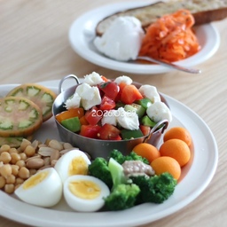 일요 브런치는 나홀로~
남편은 아침일찍 20km 런닝하러 외출하고,
저는 1시간 full 요가후 배고픔에 지쳐 
접시 가득 혼밥을 차려냈어요🤣🤣🤣
어제 저녁에 김밥+라면 콤보를 먹어서인지 
역시나 클린한 먹거리 생각이 간절한 오늘이네요.
어제의 나를 반성하며 혼밥도 맛나게 먹었어요^^
우리집 남자는 20km 첫도전에 성공의 기쁨도 잠시
집에 도착해 바닥에 그대로 드러누웠지만ㅋㅋ
장하다 칭찬해주고 얼른 샤워실로 들여보냈어요^^
이제 낮잠 자라고 침실에 눕히고, 
저는 새벽에 도착한 야채들 손질을 시작합니다.
#우리집밥상 #요리스타그램 #플레이팅 #집밥 #cooking #집밥스타그램 #홈메이드 #테이블세팅 #그릇스타그램 #음식사진 #instafood #내주방이야기 #koreanfood #homecook #foodstyling #onthetable #followme
#daily 