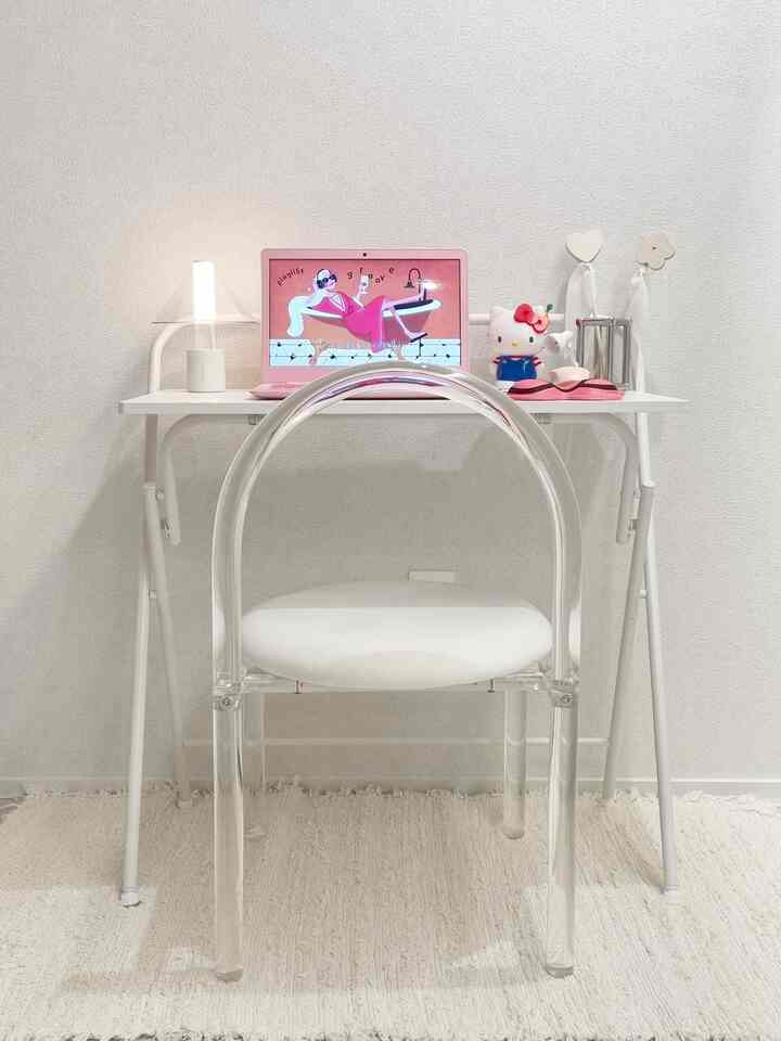 ＃コンスープ記録集＃インテリアノウハウ4

ホワイトベースにすっきり置いて
ピンクでポイントだけ軽くあげました。

過度に飾るより
一つずつ載せるのがもっと私の好みだ
この程度がぴったり快適な感じです。

訪問しながら時間を過ごすスペースです。
座っているだけで気分が良くなるところ🤍

＃デスクテリア