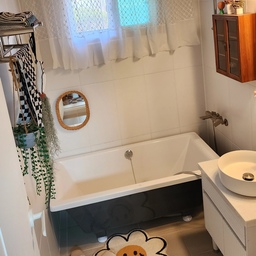 이동식 반신욕 그레이 욕조 바스마스터🛀
이사올때
인테리어할때 욕실에  욕조 안한거 엄청 엄청
몇년동안 후회했어요🥹
이동식 욕조🛀100% 국내산 인조대리석!
시공없이 놓아주기만 하면 끝나요👍
저희집 욕실에 설치했어요😃
설치라곤 할거없이ㅎ
그냥 욕조만 욕실에 넣음 끝나더라고요😅
저희집은 부분 인테리어를 하고 들어왔는데요.
욕실에 기존에 있던 욕조를 다 치워버렸거든요😥
욕실이 3개인데요~~하나 정도는 나둘걸 후회했어요ㅜ
아이들이 한번씩 물받아서 놀고 싶어하고
저도 한번씩 반신욕 하고 싶고ㅎㅎ
또 욕조를 만들자니
일이고요🤣
오~~~!
저희집도 욕조가 생겼어요😃
예쁘게 자리잡은 이동식 욕조!!
사이즈도 넉넉하고 너무 좋아요👍
💧프리미엄 인조대리석 이동식 욕조💧
바스마스터 만의 고급스러운 그레이 신규컬러!
우리집 욕실을 위한 바스마스터 소개해볼게요😁
국내 100%  국내제작 프리미엄
인조대리석만을 취급하는 바스마스터는
다수 유명 브랜드의 아파트와 호텔에
인조대리석 욕조를 납품하는 업체로 안정성과 품질까지 최고!
✔️믿을 수 있는 100% 국내산 인조대리석
✔️흔들리지 않고 안정감 있는 묵직한 무게감
✔️불편한 시공 NO!  어느 공간에사 간편 설치
묵진한 무게감으로 자세를 바꾸거나 일어날 시 
흔들리거나 움직이지 않아 안전하게 행복한 목욕을
즐길 수 있는 욕조🛀
오늘은 피곤이 가득 쌓여 있거든요😥
욕조에 따뜻한 물 받아서♡피로 날려 버릴려고요🤭
울 아들들도  위해 욕조에 물 가득😃채워 놔야겠어요^^
학교갈때
물 꼭 채워놓으라고😅
때밀자~~~아들들😅😅
#바스마스터 (인조대리석 이동식 욕조)
@bathmaster_1
@raffinerdeco (커튼)
#어베러하우스
#인조대리석욕조
#이동식욕조
#욕실욕조 #욕조
#욕실욕조
#욕조인테리어 #욕실꾸미기
#집 #방꾸미기 #힐링 #하우스
#우드집 #우드 #집꾸미기
#집인테리어 #오늘의집 #집
#집스타그램 #목조주택 #주택
#주택그램 #꾸미기 #인테리어
