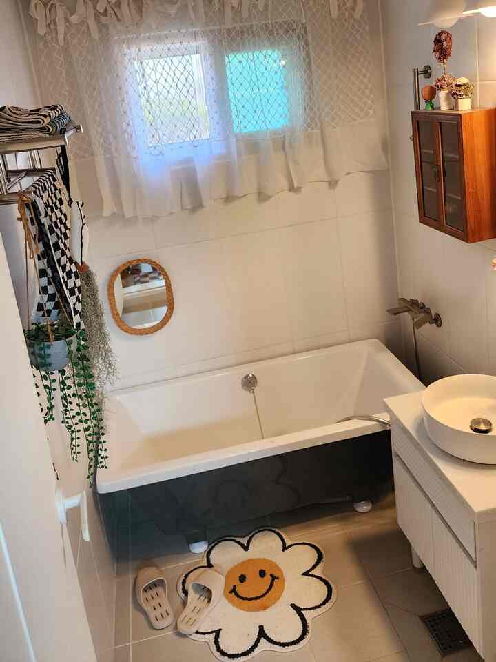 取り外し可能な半身浴グレー浴槽バスマスター🛀

引っ越すとき
インテリアのときにバスルームにバスタブがないのはとても素晴らしいです
何年も後悔しました🥹

可動式浴槽🛀100％国内産人造大理石！
施工せずに置いてあげるだけで終わります👍
私の家のバスルームにインストールしました😃
インストールとは言えません。
ただ浴槽だけ浴室に入れ終わりましたよ😅

私の家は部分的なインテリアをして入ってきました。
バスルームに既存にあった浴槽を全部消してしまったんですよ😥
3つのバスルームがあります。
子供たちは一度水を浴びて遊びたいです。
私は一度ずつ半身浴したいです。

また浴槽を作ろう
仕事ですよ🤣

あ～～～！
私の家も浴槽を作りました😃
きれいに位置する取り外し可能なバスタブ！
サイズも寛大でとても良いです👍

💧プレミアム人造大理石リムーバブルバスタブ💧
バスマスターならではの豪華なグレー新規カラー！
私の家のバスルームのためのバスマスターを紹介しましょう😁

国内100％国内製作プレミアム
人工大理石だけを扱うバスマスター
多数の有名ブランドのアパートとホテル
人造大理石風呂を納品するメーカーで安定性と品質まで最高！

✔️信頼できる100％国内産人工大理石
✔️揺れずに安定感のある濃厚な重量感
✔️不快な施工NO！  どのスペースに簡単に設置

沈黙した重量感で姿勢を変えたり起きたとき 
揺れたり動かなかったりして安全に幸せなお風呂を
楽しめる浴槽🛀

今日は疲れがいっぱいになっていますよ😥
浴槽に温かい水を受けて♡疲れて吹き飛ばそうと🤭

ウールの息子たちのために浴槽に水いっぱい😃満たしておくべきです^^

学校に行くとき
水をいっぱいにしましょう😅
時を押しましょう~~~息子😅😅

＃バスマスター（人工大理石リムーバブルバスタブ）
こんにちは
@raffinerdeco (カーテン)

#アベロハウス
#人工大理石浴
#可動式浴槽
＃バスタブ＃バス
#バスタブ
#バスタブインテリア
＃家＃おしゃべり＃ヒーリング＃ハウス
＃ウッドハウス＃ウッド＃家を飾る
＃家のインテリア＃今日の家＃家
＃ハウススターグラム＃木造住宅＃住宅
#住宅グラム #装飾 #インテリア
