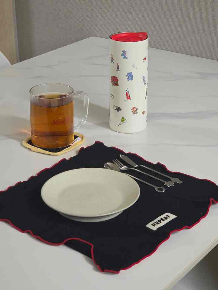 #집들이선물사전

* リフィットカップコースターの底底
4千ウォン台
暑いものを飲むときに主に使用されます。
写真を撮るときも一緒に撮ればきれいに出ていいです。
価格帯も優しく、新婚家たちがプレゼントとして様々な色味プレゼントすればいいと思います。

*リフィットハンカチキッチンクロス
5千ウォン台
やはり写真を撮るとあまりにも退屈で綺麗に出ます。
そして何をよく流す方なのでこれを置いてデザート食べた方がいいですよ :) #손수건 #키친크로스 #커트러리 #커트러리세트 #맞팔환영

