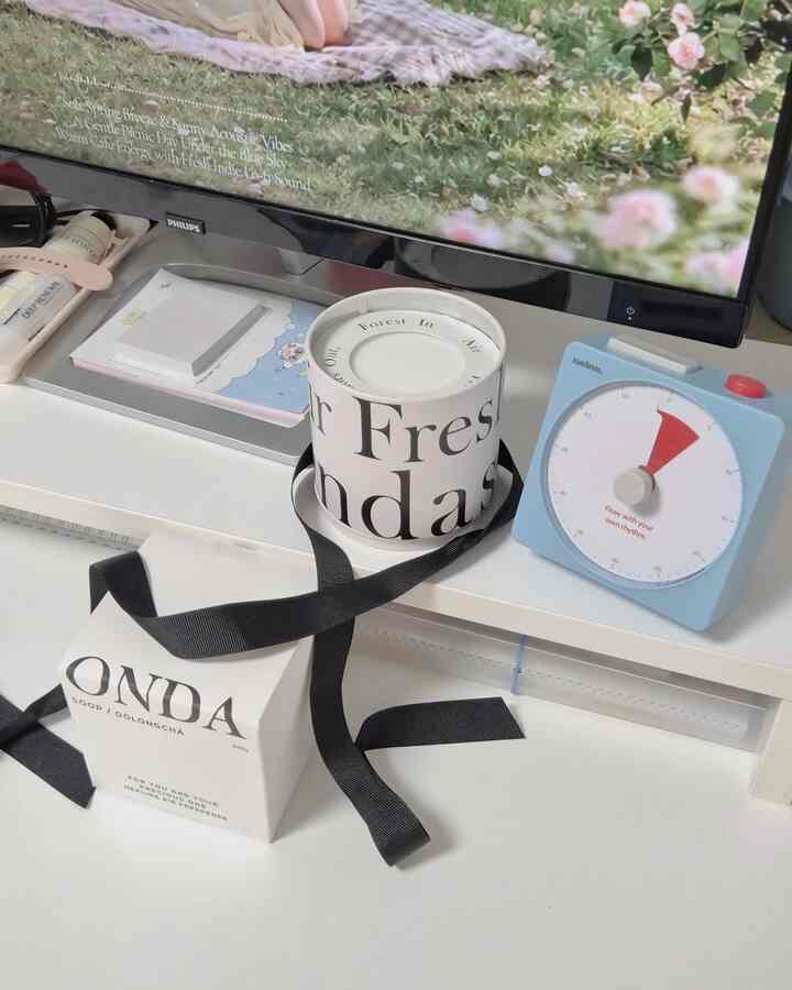 家がプレゼントにおすすめです◡̈

⊹𝙤𝙣𝙙𝙖𝙨𝙤𝙤𝙥•ウーロン茶香固体消臭剤 
⊹2万ウォン台
⊹自就生、新婚夫婦おすすめ

家の匂いを悩む人が多いでしょう？
空間に浸透する穏やかなカンマ一つ𓂃⸝⊹。

自炊生、新婚夫婦することなく
私の家のにおい。とても気になるでしょう〜

そんな時、酷い消臭剤の代わりにオブジェワントゥク。
消臭もされ、香りも良く、感性たっぷりのインテリアが可能ですよ～

ほのかな烏龍茶香に
漂白オイルが詰まって心まで快適になる気分～゜₊⊹🍃

特殊コーティングのティンケースと錆び心配なく、
デスク、バスルーム、玄関はどこにも合います。

日常のムードを活かしてくれる心地よい香り。
家がプレゼントに香りをプレゼントしてみてください𓂃˚₊・♡*.ﾟ



＃家のギフト辞典＃オブジェ脱臭剤＃来る森＃固体脱臭剤＃ウーロン茶香＃感性リビングテム＃癒しの消臭剤＃家の臭いの除去＃家の贈り物＃ツルムインテリア＃オブジェ＃オブジェ脱臭＃ギフトおすすめ＃感性インテリア＃サリムテム＃インテリアアクセサリー＃屋内香り