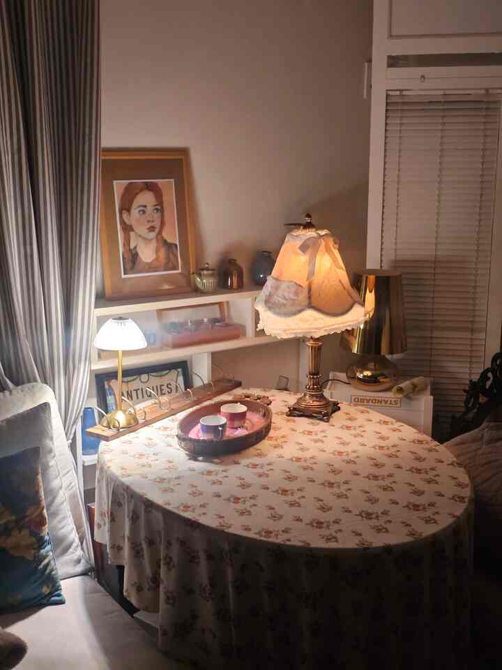 ＃あらゆる種類のビンテージホームカフェ＃あらゆる種類のビンテージ＃コンスープ記録
＃愛着サリムテム＃私たちの家フォトゾーン＃今日のシーンカット
＃ビンテージムード＃ホームカフェを飾る＃ビンテージインテリア 
＃ビンテージインテリア＃ビンテージリビングルーム＃家具配置
＃ホームカフェ＃リビングルーム＃ビンテージ照明＃ビンテージラグ
#vintage #vintageinterior #homecafe
#カフェ #コーヒー #ongodvintage #mood

＜愛着サリムテム：ヨーロッパ風ホワイトカサラウム・カウォールパーティション＞
これは私が初めて買った壁のパーティションです〜
ホワイトカラーでフレンチヴィンテージの雰囲気を賭けるのが好きです。 🤍
長くて細くて立てておくと、 
空間が生き残りながらカフェの雰囲気があります。
二つをつけて連結配置してもめっちゃきれいですよね。
フレンチな雰囲気を出しながら冷蔵庫を選ぶのにも最適です。 
ホームカフェを飾るのが好きな方におすすめ！ 👍🏻🤍🩶

＜新しい家具配置法：リビングルームワンスペースを変える＞
▪︎マンデーハウスアクアテックス4人ソファ
▪︎カサラウム原木ブラインドカウォールパーティション
▪︎ノミアヘイリーブラウンラグカーペット
▪︎スイーツホーム3区マルチタップ
▪︎イケアラゲルポペルクッション
▪︎ダイソー原木感MDFフォトフレーム

♡====================♡

       [コージー+ヴィンテージ=Lovely]

「私は年齢ではなくヴィンテージになります」
Io Non invecchiando, divento vintage.

I enjoy decorating my home.

ロマンチック、ホワイト、ウッド、シェビー、コージー、ラスティック..🤍
最近、私はこれらのヴィンテージの言葉に浸っています。 🤍🤎

ヴィンテージムードを愛する私にとって
ヴィンテージは私に幸せそのもの、私のすべてです。

if you love vintage.. 
▪︎On.God.Vin.T.G▪︎

＃あらゆる種類のビンテージ＃あらゆる種類のビンテージホーム＃ビンテージインテリア 
＃ビンテージ＃ホームカフェ＃ホームスタイリング＃ホームカフェインテリア 


    Happy ON.GOD Vintage time.
        :)♥︎

♡==============================♡

 《あらゆる種類のビンテージホーム》
   フランスヴィンテージムード〜

   パリカフェ。
   :)♥︎

いろいろな種類のヴィンテージが飛び交う…♥︎
ヴィンテージムードが興奮した…♥︎
《On.God.Vin.T.G》